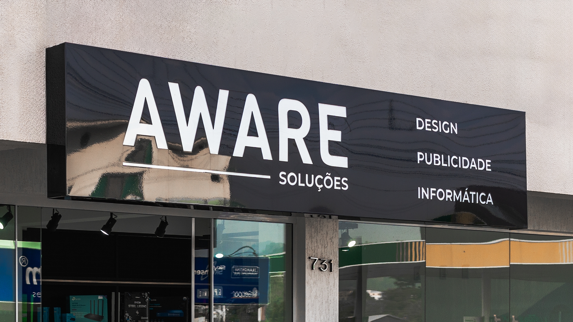 Fachada com a marca Aware Soluções
