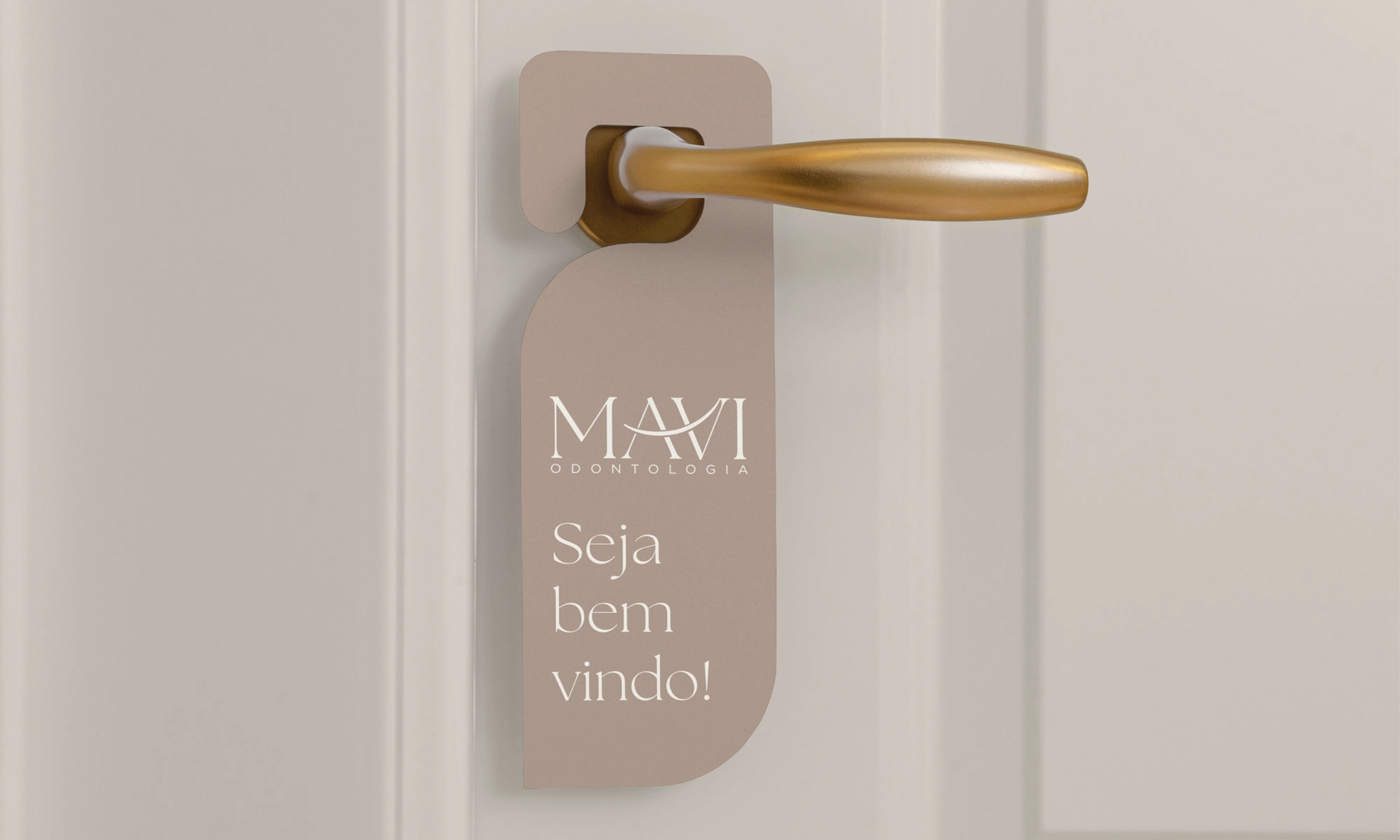 Aviso de porta com a marca Mavi Odontologia